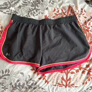 Women’s Large Under Armour Line Shorts